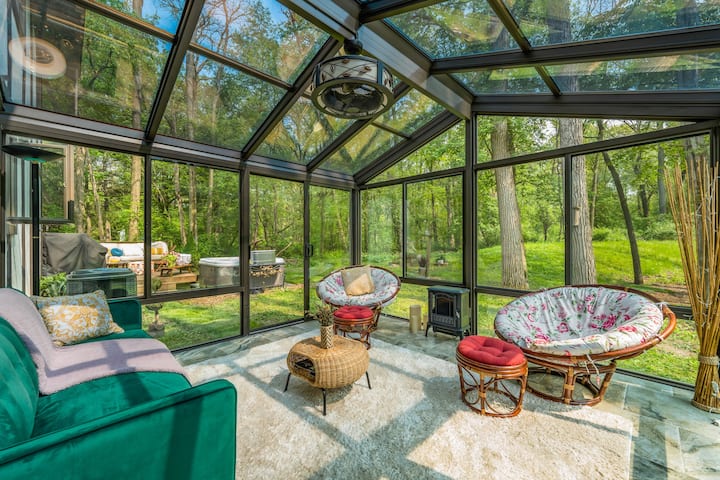 Luxury Lake Geneva retreat (hot tub, Sauna) 2-Acre