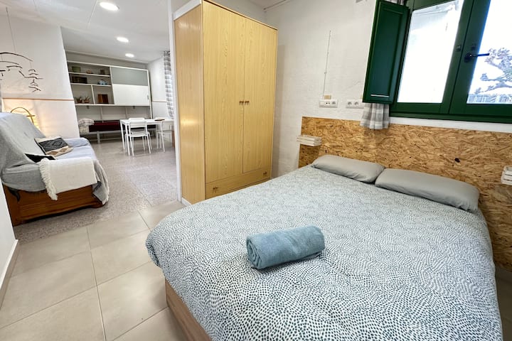 נוף לחדר הראשי, מצעים בהתאם לעונה, ארון ומגבות מקלחת גדולות.