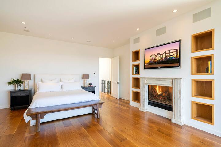 Luxury Oasis in Hollywood Hills with Pool gallery image 3