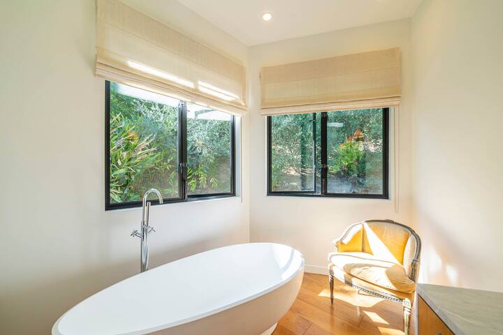 Luxury Oasis in Hollywood Hills with Pool gallery image 5