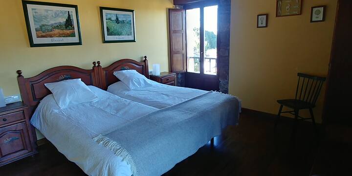 双人卧室设有两个阳台：河口和海洋景观。 2张90厘米的床