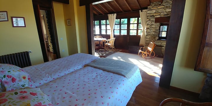 主卧套房，设有画廊/起居室和阳台，可俯瞰河口和大海。 2张90厘米的床