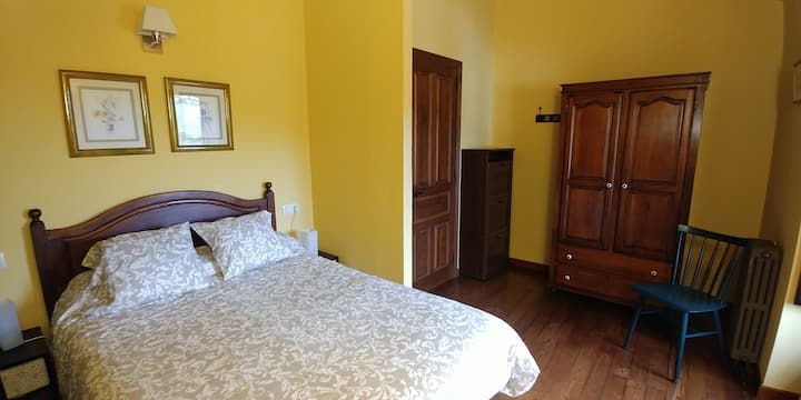 卧室配有135厘米床。阳台、衣柜和鞋架