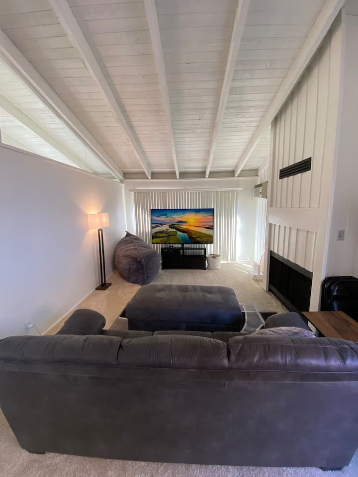 Lovely 1-bedroom Apartment W Many Amenities! - Newport Beach, CA