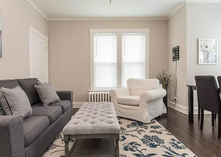 Great For Big Families W/2 Kitchens & Living Rooms - Libertyville, IL