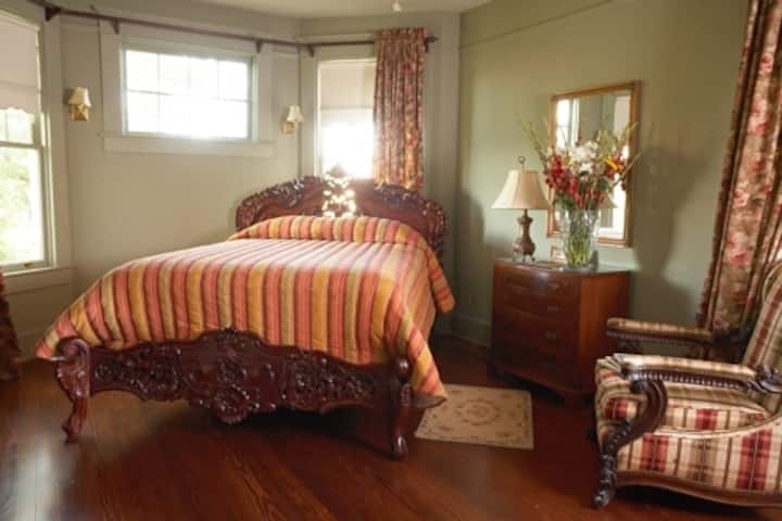 Reagan Room furnishings are also from London.