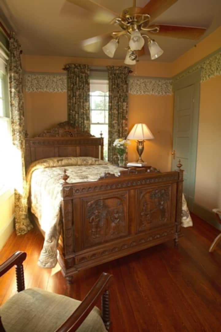 Dickason Room fuAntique rnishings are from Normandy and London.