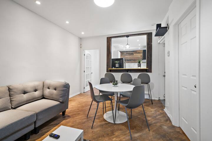 Large 5-Bedroom St-Denis street Montreal Sleeps 13 gallery image 4