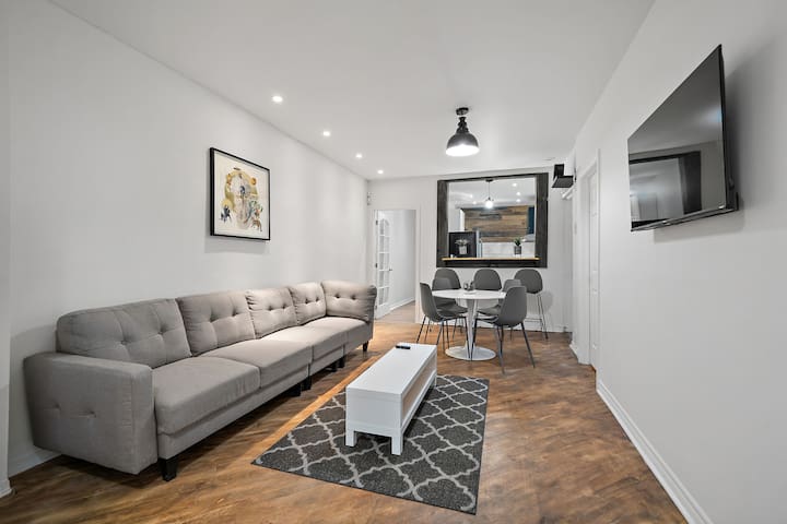 Large 5-Bedroom St-Denis street Montreal Sleeps 13