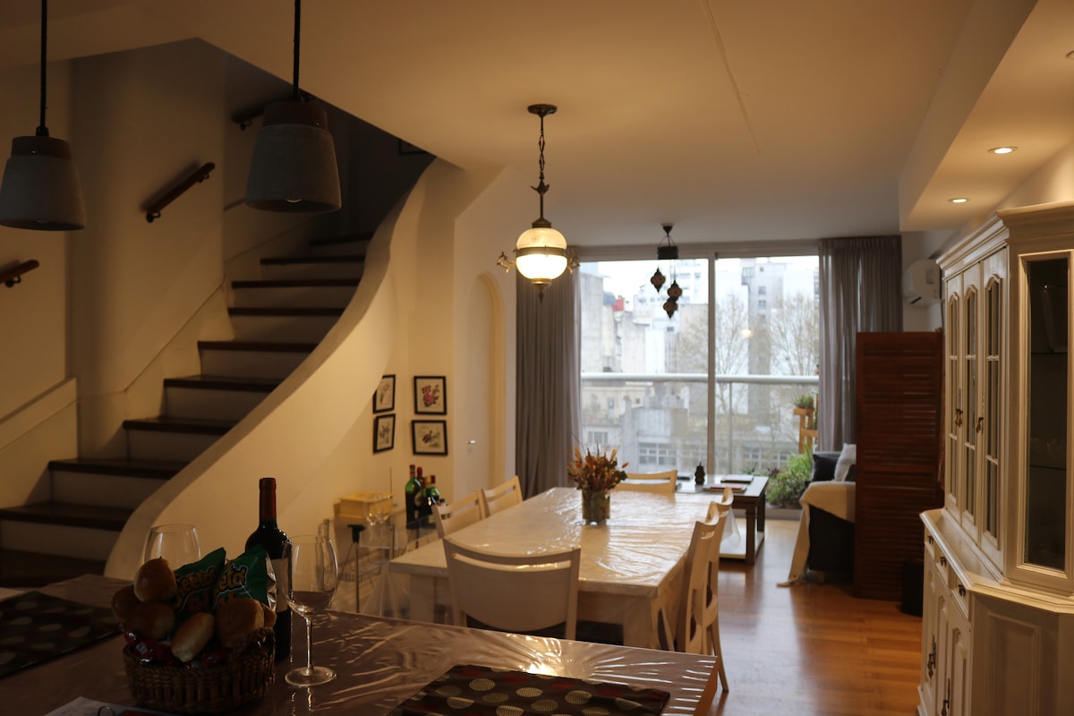 Duplex amoblado con balcón y cochera en Recoleta