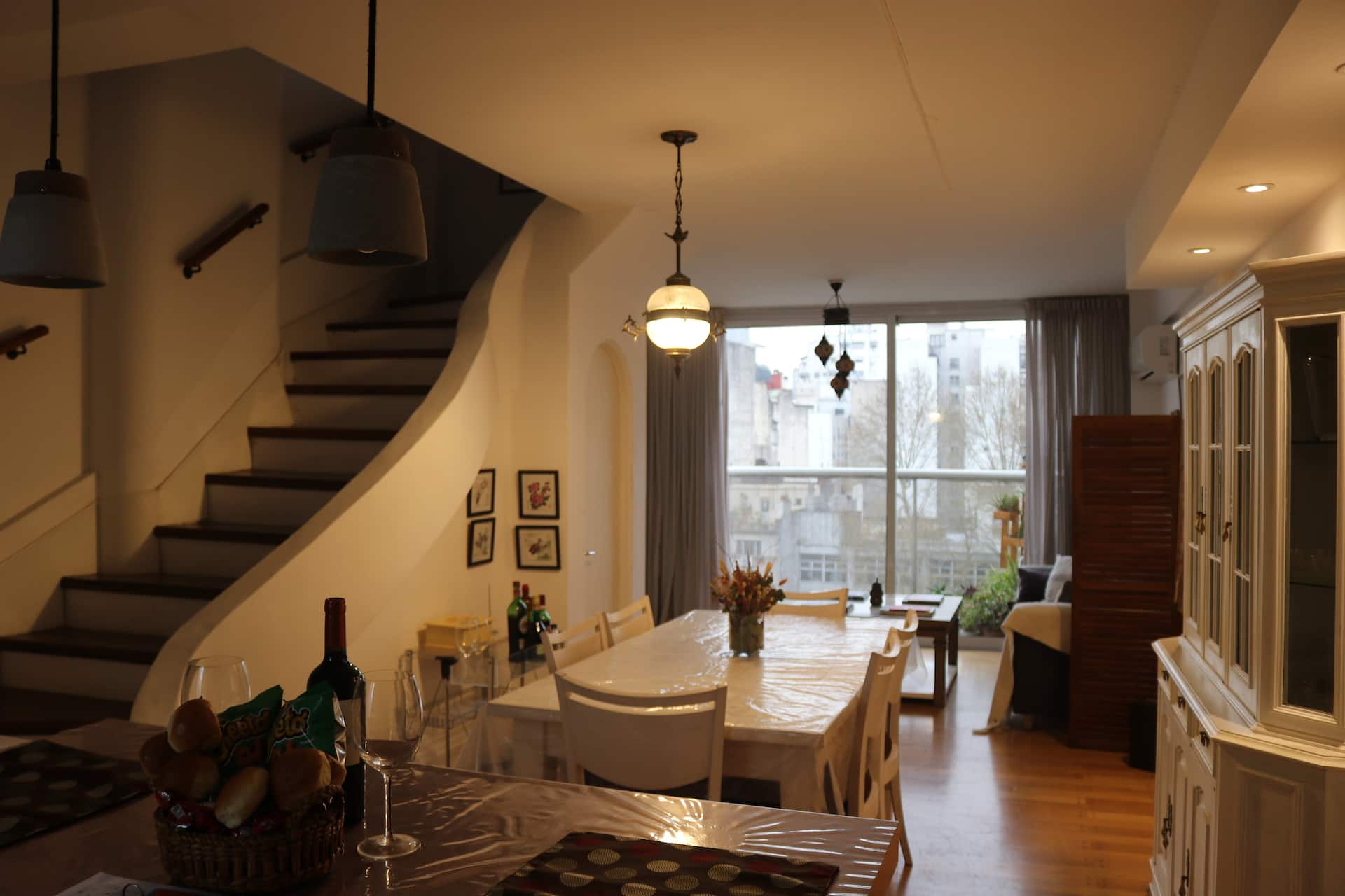 Duplex amoblado con balcón y cochera en Recoleta
