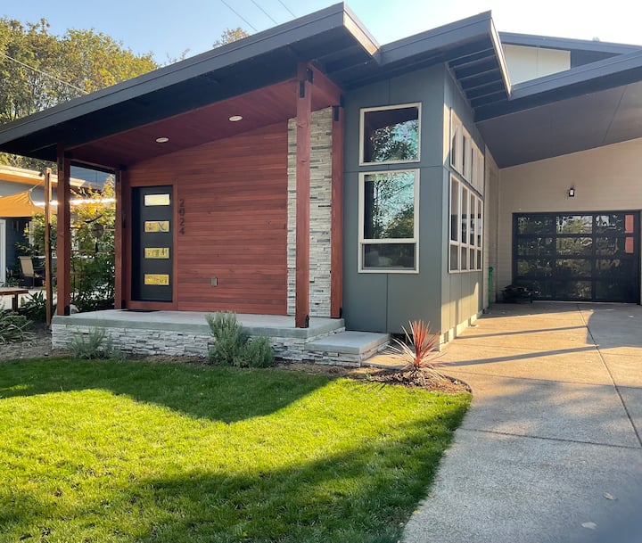 Modern Cabin on the Willamette River Houses for Rent in Milwaukie