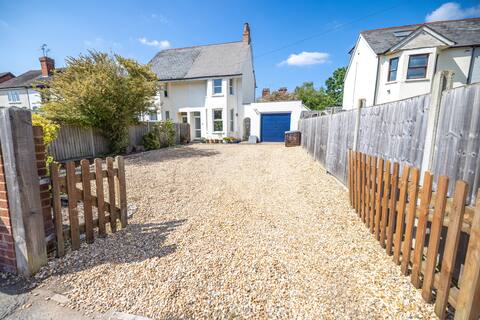 Beautiful 3 bed home with large driveway parking