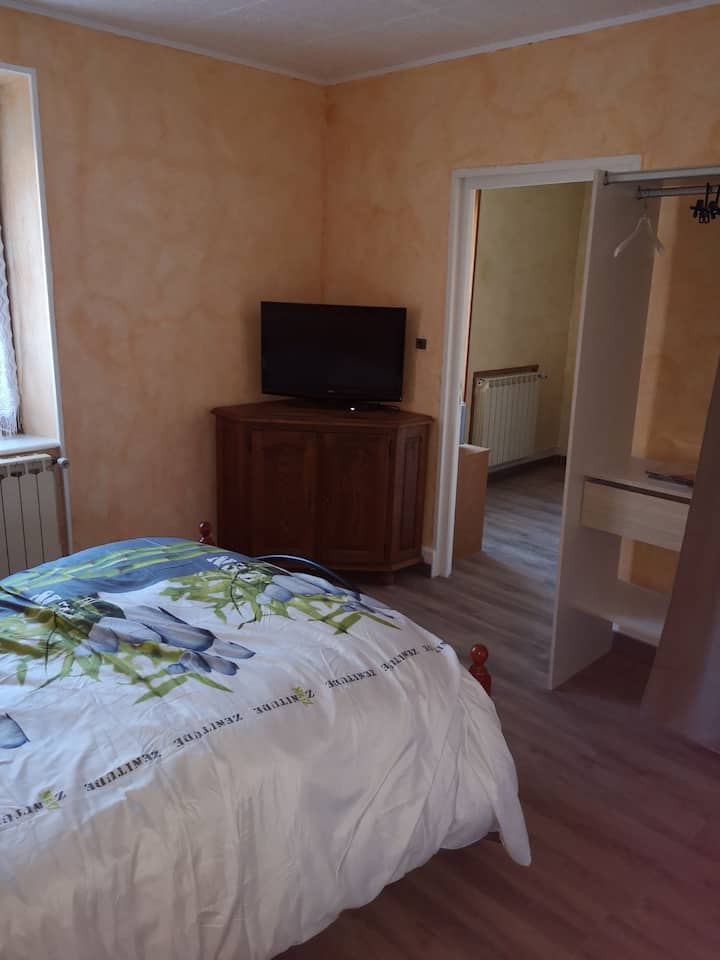 Dormitorio 2 (planta): armario, TV, acceso al baño a través de la cocina americana.