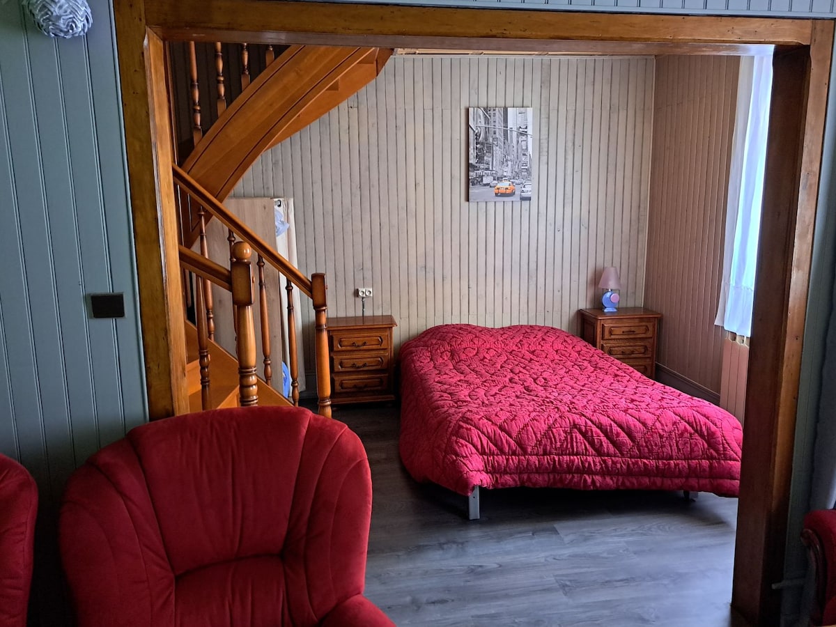 Chumba cha 3 cha kulala: Sehemu ya kulala mara mbili iliyo na kitani, WARDROBE na vitambaa vya kitanda (faragha ndogo).