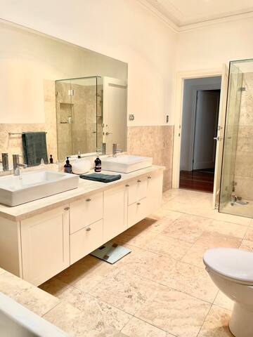 Melbourne Villa for 8 guests 15mins from CBD gallery image 3