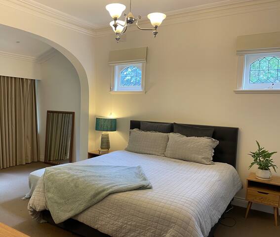 Melbourne Villa for 8 guests 15mins from CBD gallery image 4
