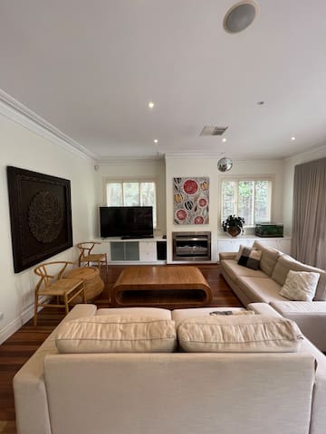 Melbourne Villa for 8 guests 15mins from CBD gallery image 2