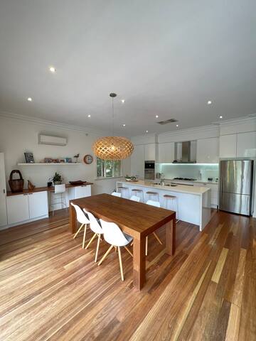 Melbourne Villa for 8 guests 15mins from CBD gallery image 5