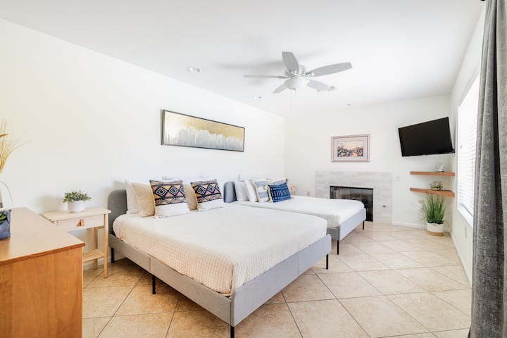 Chumba kikuu cha kulala #1. Vitanda 2x vya malkia.

Kwa sababu ya hatari ya moto wa moja kwa moja au cheche ambazo zinaweza kulazimisha nyumba ambayo wamiliki wamechagua kufanya meko isiweze kutumika. Ikiwa ungependa kuwa na moto tafadhali tumia shimo la moto la nje