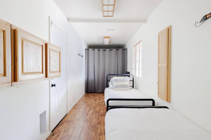 Chumba cha kulala #4 (nyuma ya pazia kuna mashine ya kuosha na kukausha. Vitanda viwili vilivyo na magodoro ya povu la kumbukumbu ya Zinus kwa ajili ya kulala usiku mzuri.