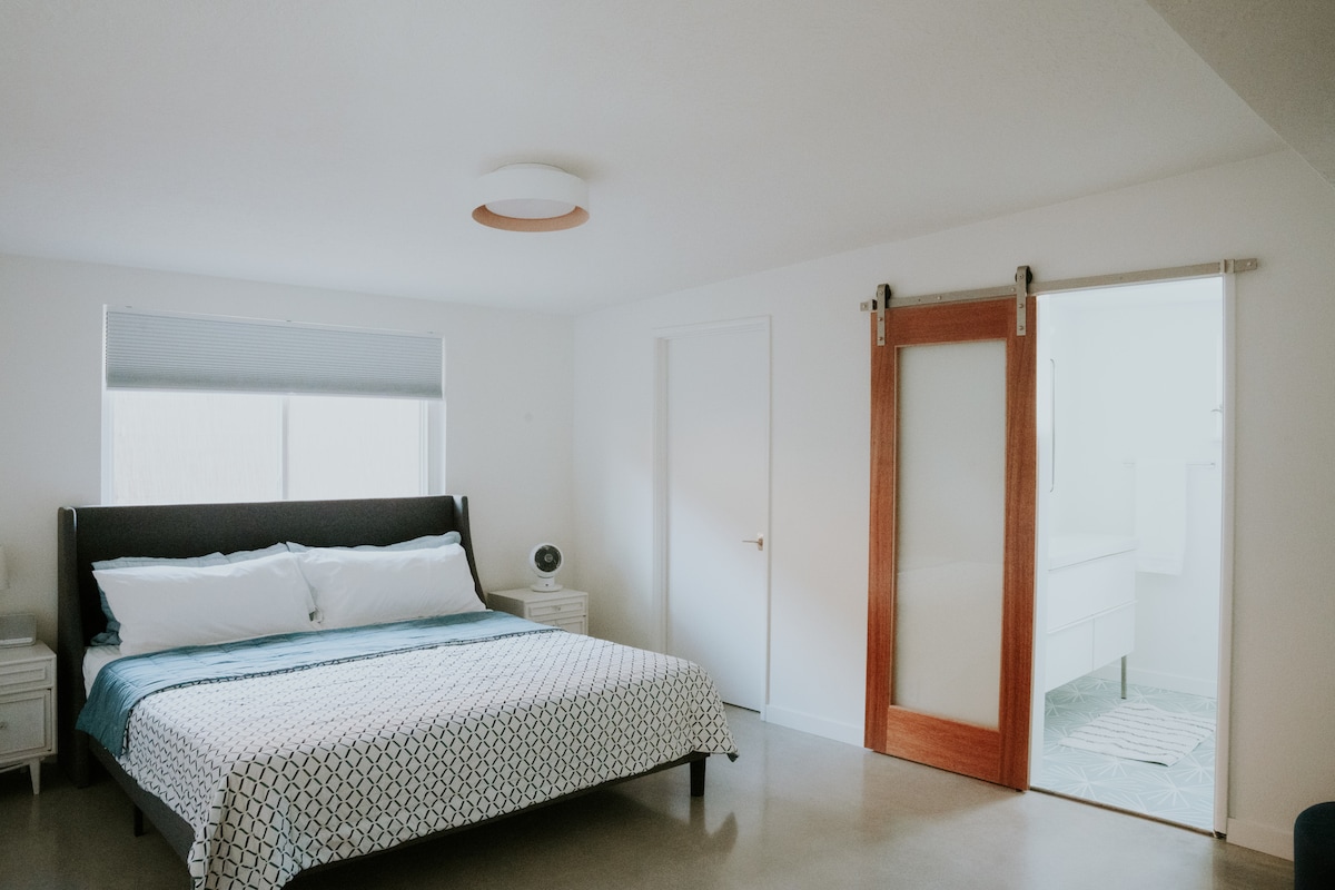 Primárny apartmán má luxusnú manželskú posteľ King s pohodlným matracom, veľkým šatníkom a elegantnou vlastnou kúpeľňou.