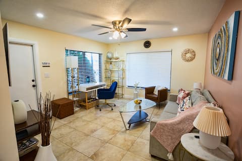 Central, close to universities 1bdrm w/ king bed