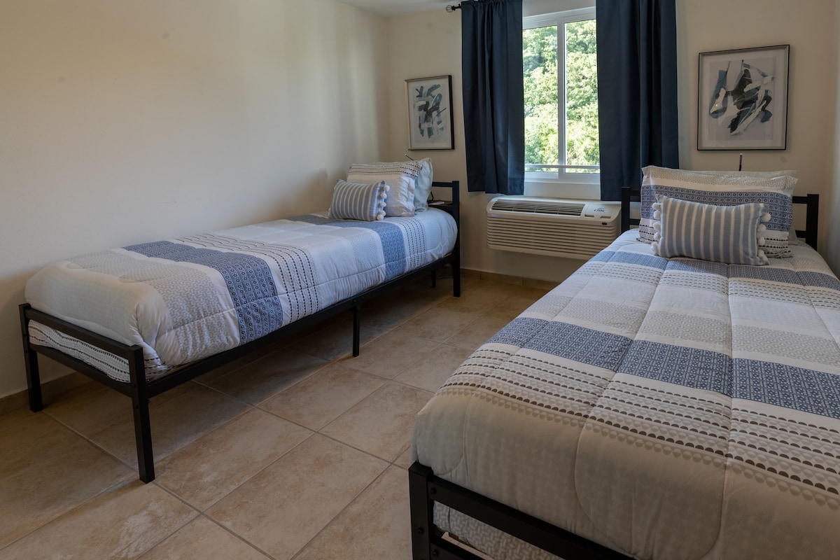 Estas dos camas individuales se convierten fácilmente en cama tamaño king, según sea necesario.  