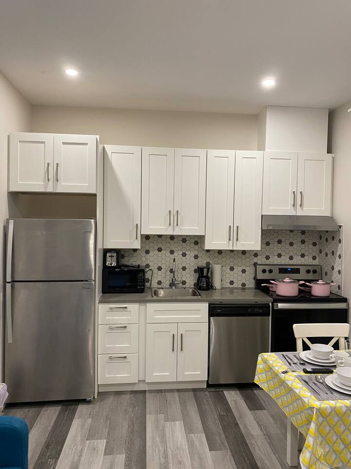 Cozy satys Decarie 406 Entire 1 bedroom apartment