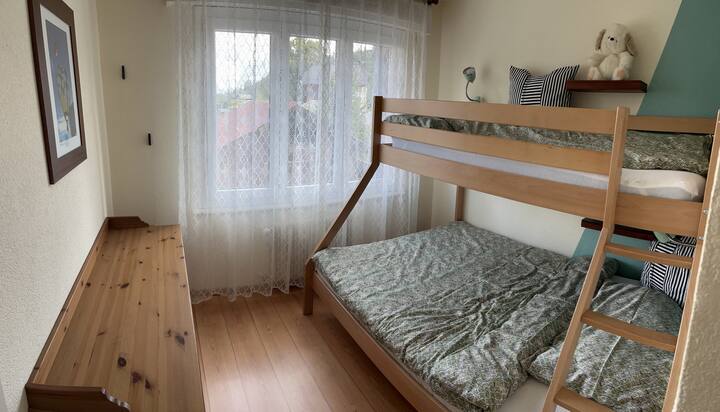 Habitación pequeña con literas 1x140/200 y 1x90/200