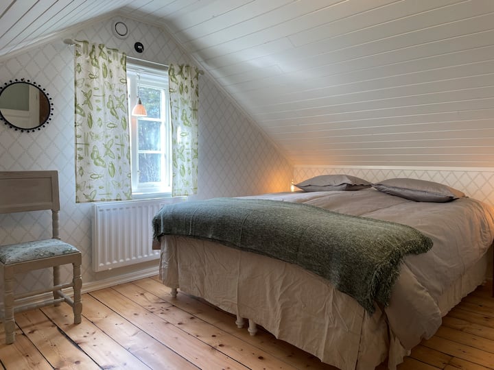 חדר שינה ירוק 160 ס"מ מיטה
תריס מתגלגל בחלון