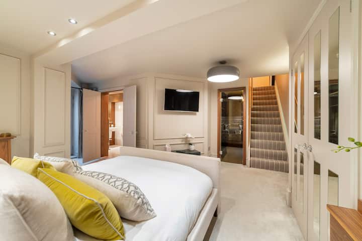 Suita kryesore me banjë private dhe dhomë të bukur zhveshjeje