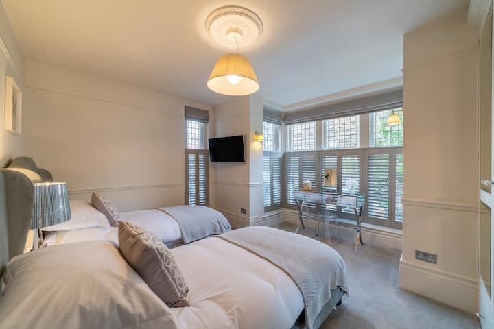 Dhoma e gjumit 2 me 2 krevate tek dhe banjë ngjitur