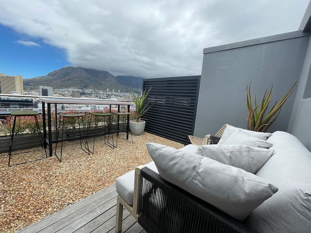 City Center Penthouse with private rooftop terrace gallery image 2