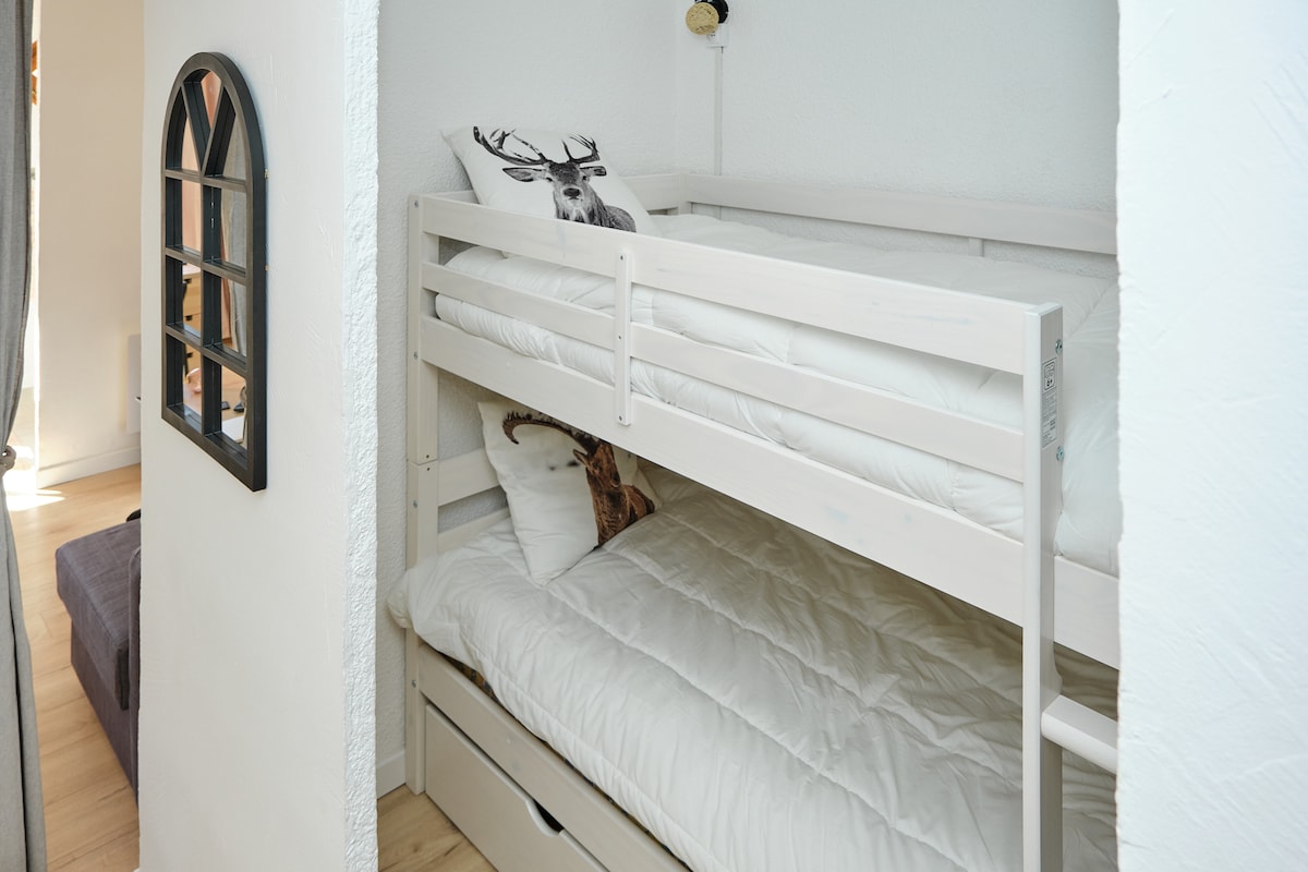 มุมภูเขา/ลิ้นชักเก็บของใต้เตียง
ขนาดเตียง 90/190