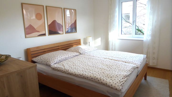 בחדר השינה שלכם יש מיטה זוגית נוחה.