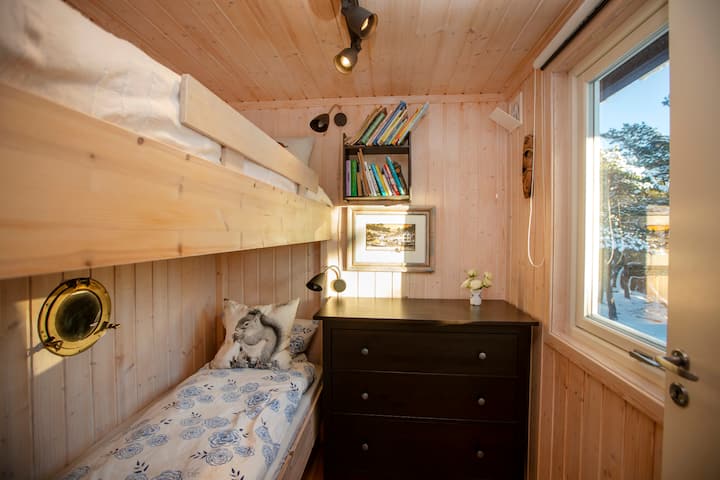 Chumba # 4 na kitanda cha ghorofa ndani ya mlango mdogo wa mtaro. Picha: Mette Randem