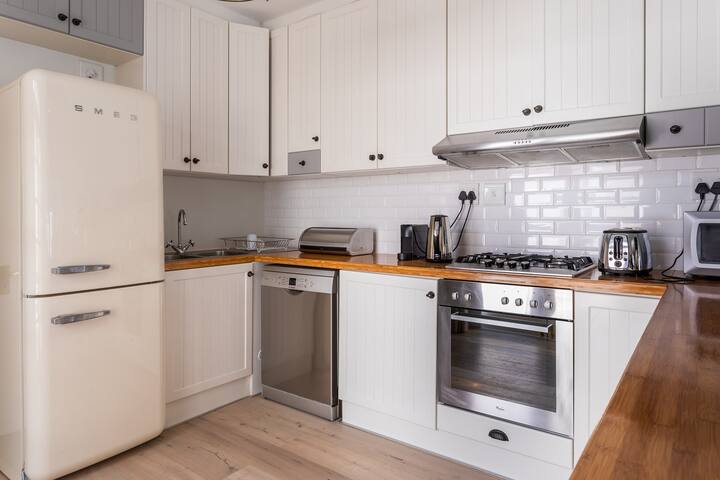 Modern cottage in Tamboerskloof, Cape Town gallery image 3