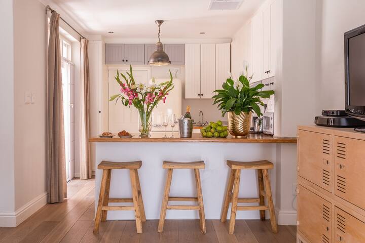 Modern cottage in Tamboerskloof, Cape Town gallery image 2