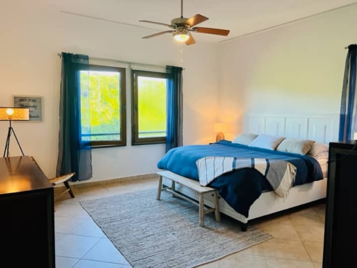 ห้องนอนใหญ่ เตียงคิงไซส์ ห้องน้ำแบบวอล์คอินและห้องน้ำเต็มรูปแบบ