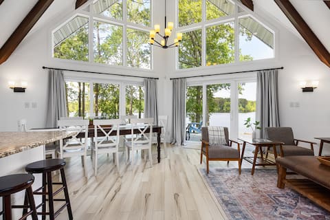 Stunning 180° Lake Views, Kerr Lake Retreat