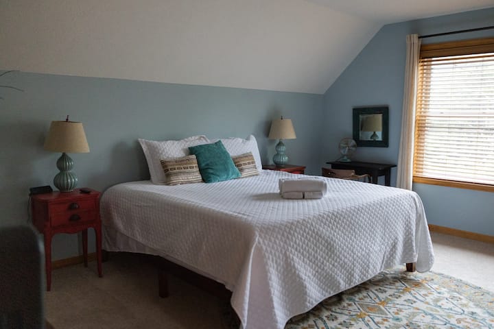 Dormitorio de arriba con una amable cama y un espacio de trabajo.