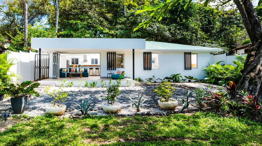 Beachfront Oasis Overlooking Playa Callejones