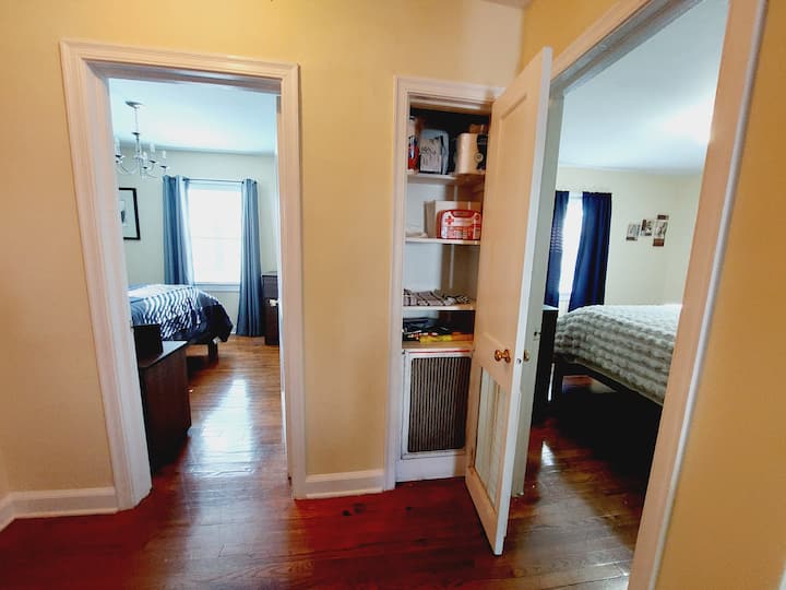 Gang met beddengoed en voorraadkast