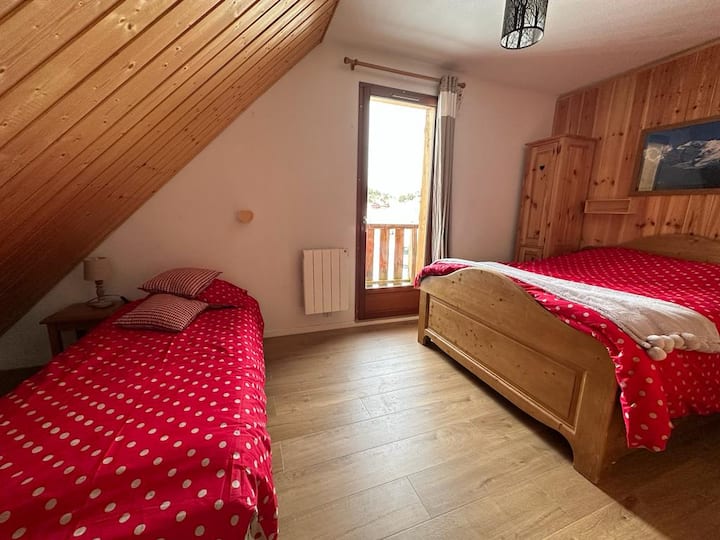 第一间卧室可通往阳台。 双人床和单人床。储物柱。 