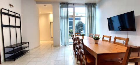 Leistungsstarkes Airbnb: Generous 4 Room Apartment with Garden in Villa in Innenstadt