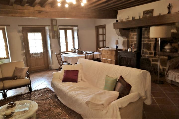 Sala de estar con sofá cama