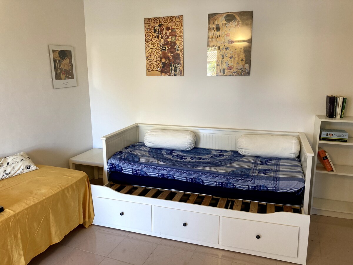 Secundaire slaapkamer (eenpersoonsbed uitschuifbaar tot tweepersoonsbed)