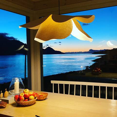 House by the sea - view The Lyngen Alps - Hot Tub