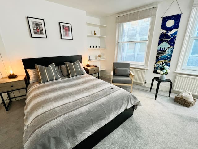H12: Central 3-Bedroom Townhouse in Piccadilly